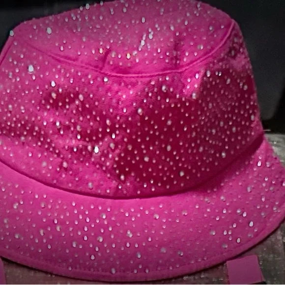 Pink Outfit Set with Hat and Belt - Picture 4 of 9